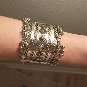 Silver toned quality bangles